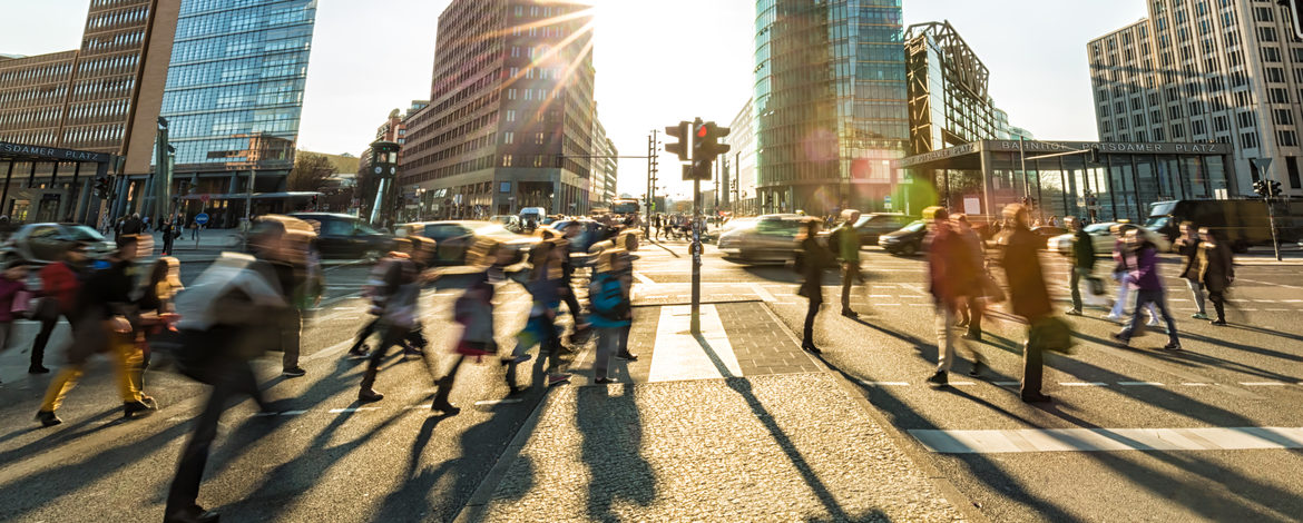 Fußgänger am Potsdamer Platz in Berlin