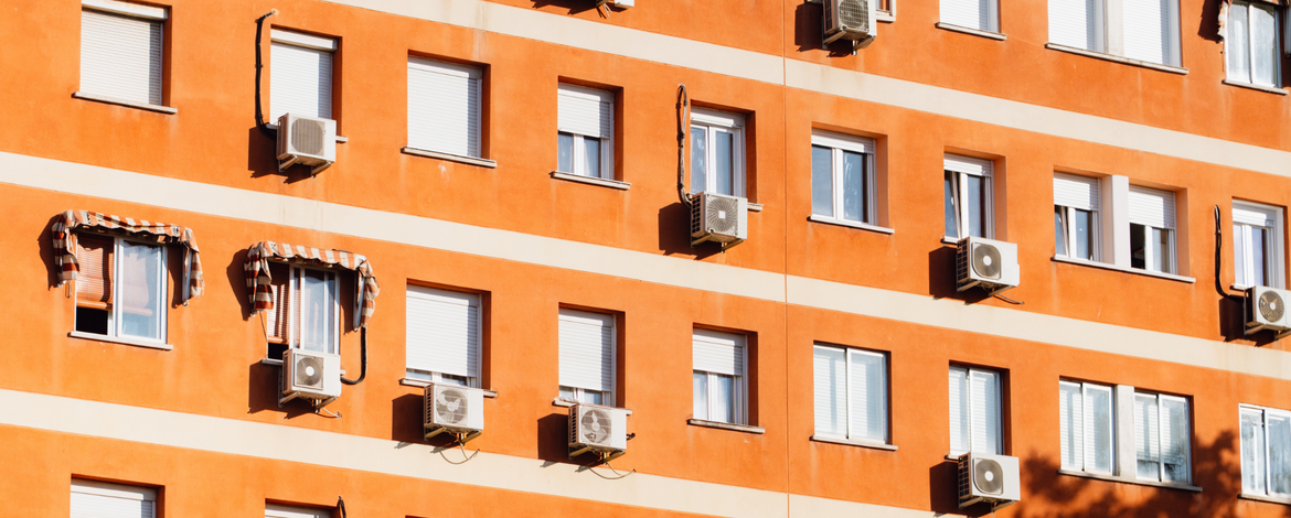 Das Bild zeigt Klimanalagen an einem Wohnhaus 