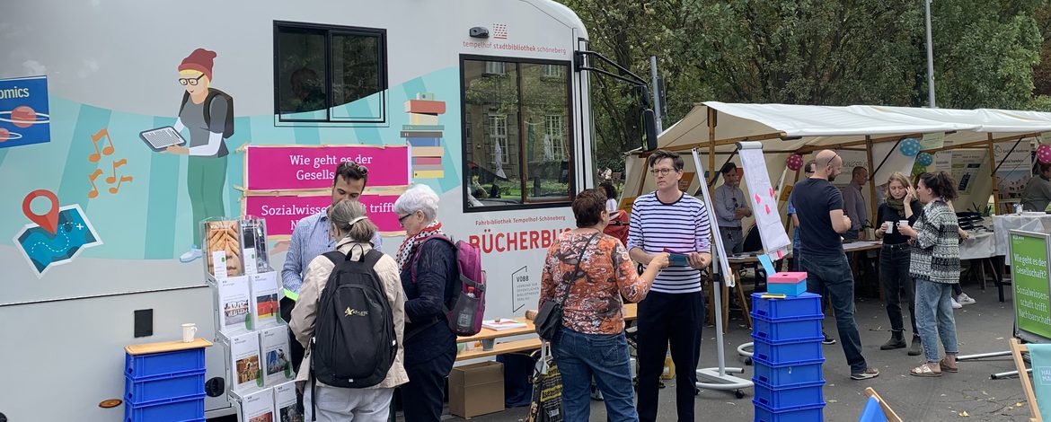 Das Bild zeigt unseren Stand beim Nachbarschaftsfest Schöneberg mit dem Bibliotheksbus