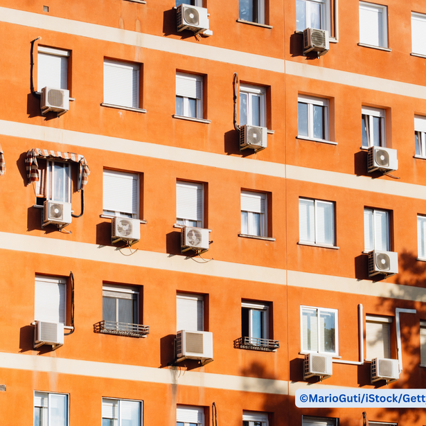 Das Bild zeigt Klimanalagen an einem Wohnhaus