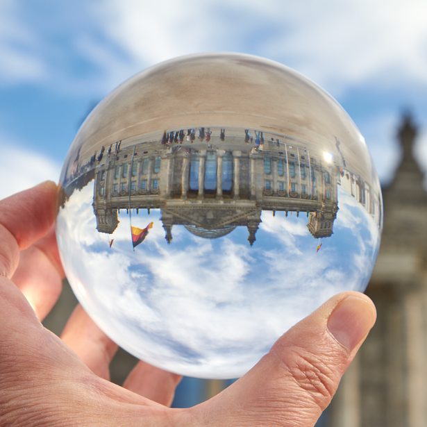 Bundestag in der Glaskugel
