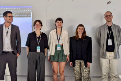 Fünf Menschen stehen vor einer Wand