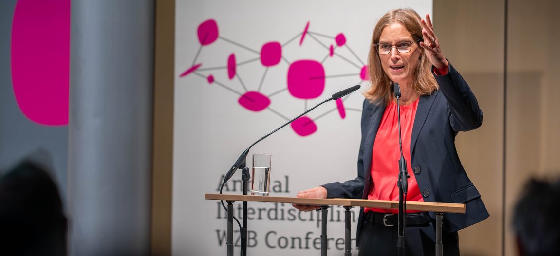 Nicola Fuchs-Schündeln bei der Eröffnung der Konferenz in der Akademie der Künste